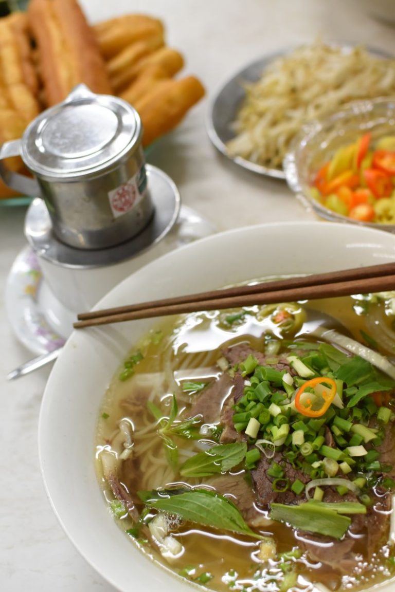 Pho viet вьетнамская кухня. Вьетнамская еда. Вьетнамская еда рядом. Вьетнамское блюдо Мисао.